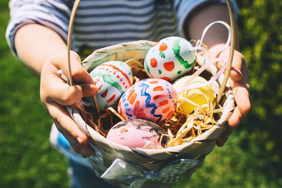 Colorful Easter eggs in basket. Children gathering painted decoration eggs in spring park. Kids hunt for egg outdoors. - Image en taille réelle, .JPG 658Ko (fenêtre modale)