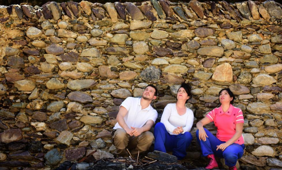 Photo du collectif "au pied du mur" - Agrandir l'image, fenêtre modale