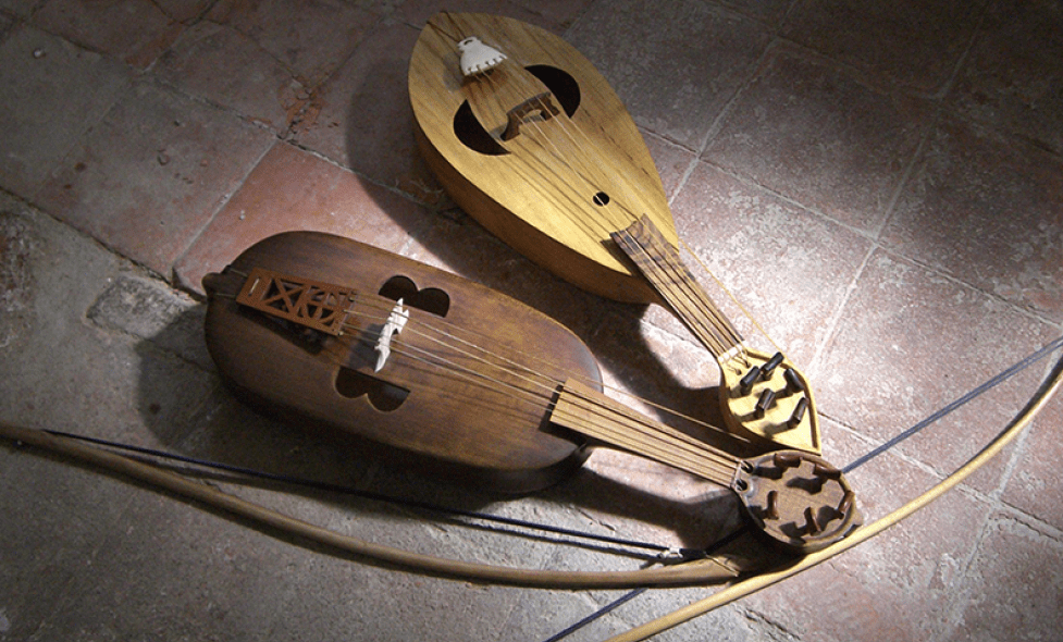 Photo de deux luths posés sur le sol - Agrandir l'image, fenêtre modale